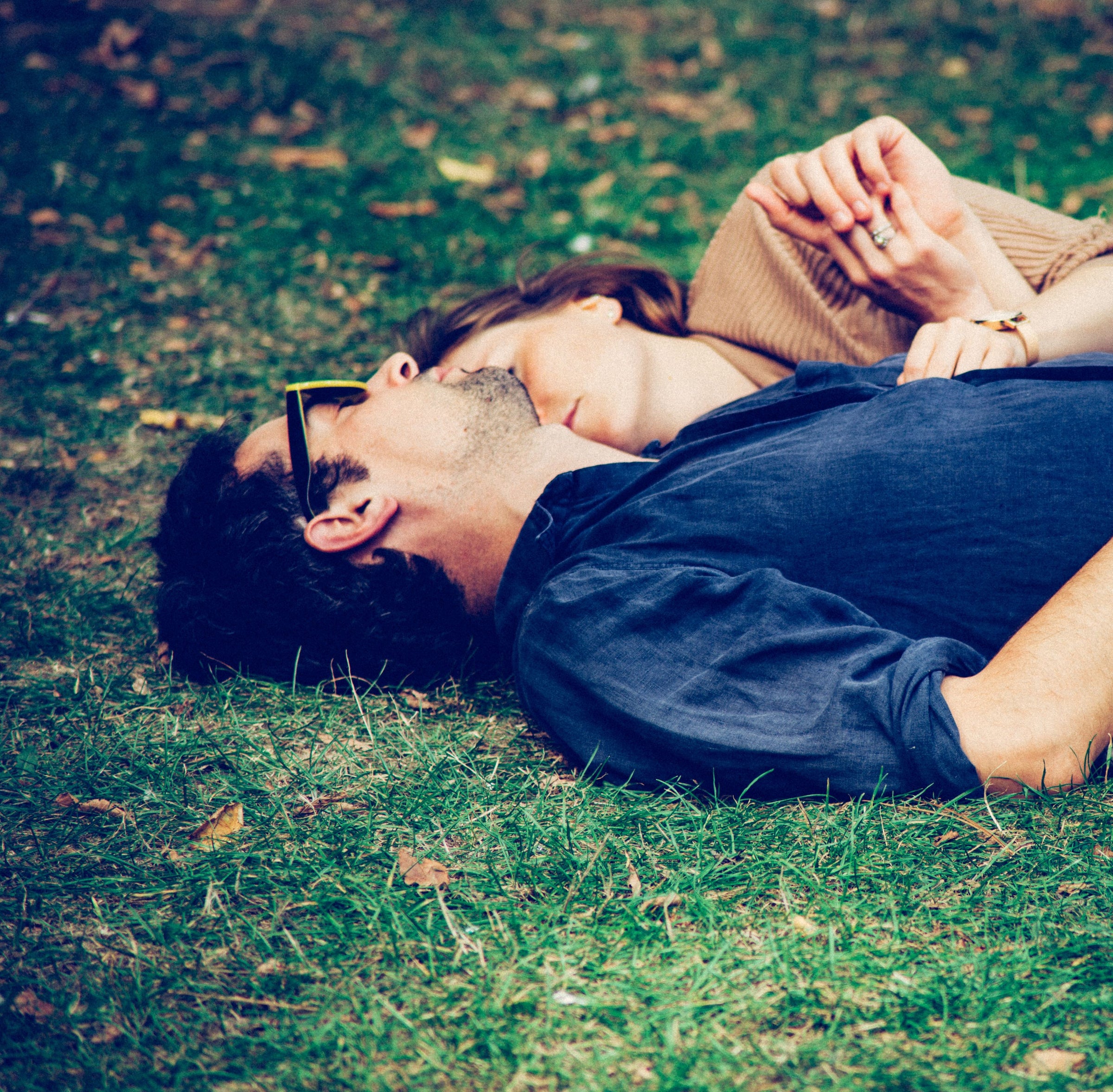 couple-allonge-herbe
