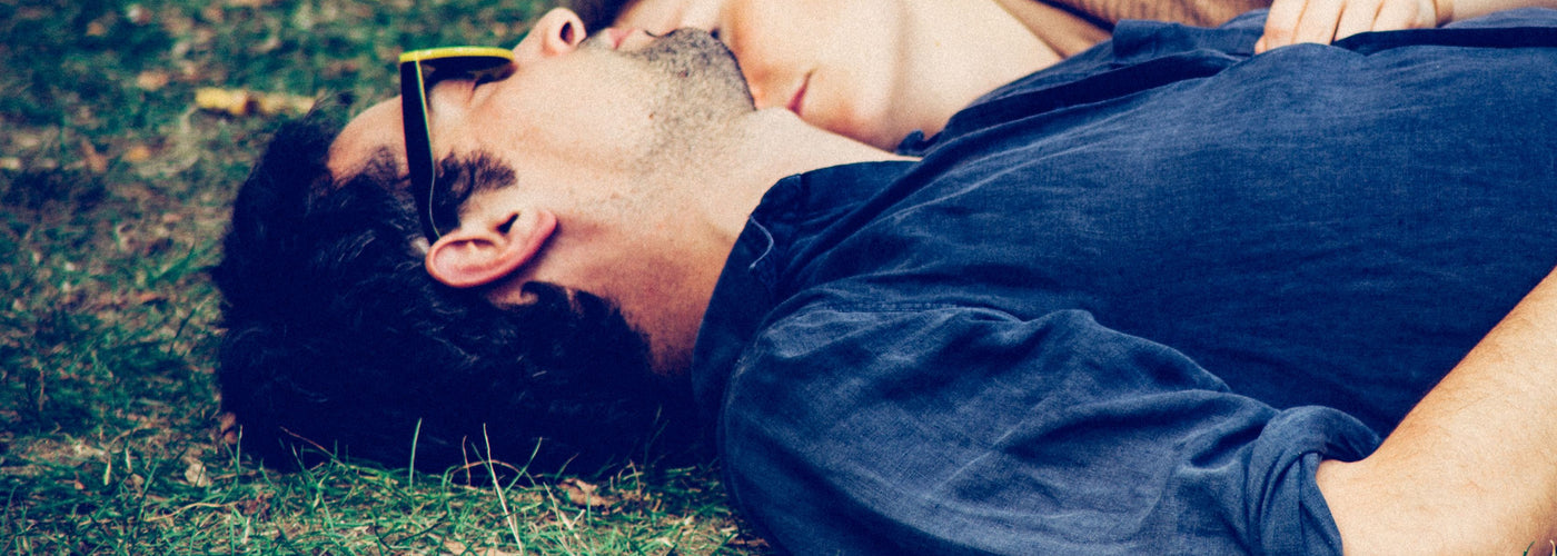 couple-allonge-herbe