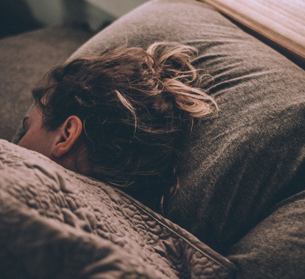 femme-dormir-lit