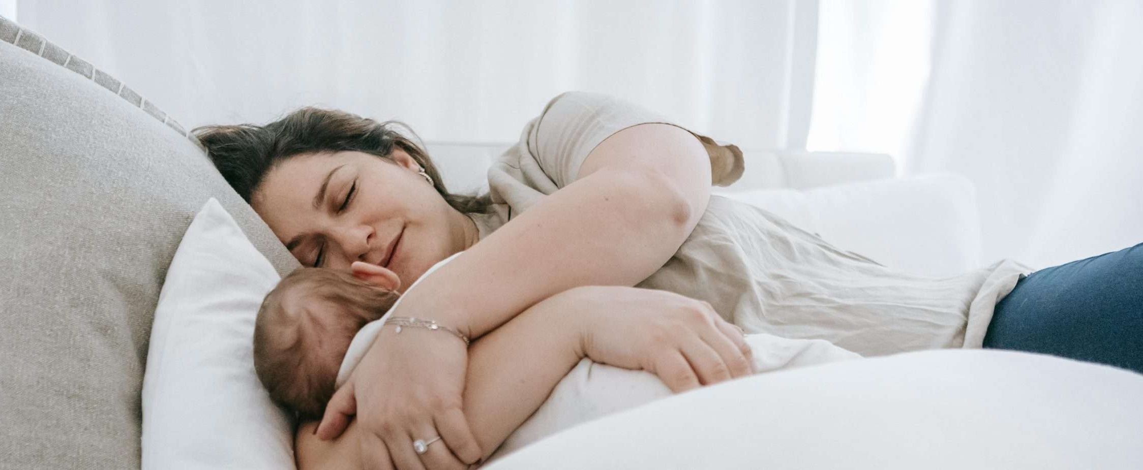 Faut-il éviter de dormir sur le ventre enceinte ?